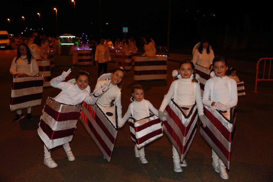 Un animado concurso de charangas y un divertido desfile de disfraces han puesto el broche al Carnaval de Villaviciosa, que un año más ha congregado a centenares de personas.