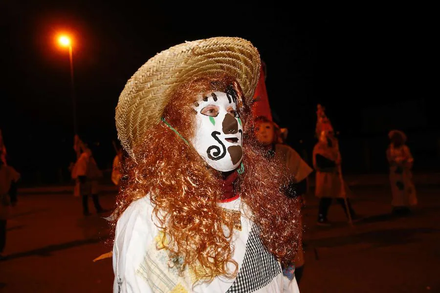 Un animado concurso de charangas y un divertido desfile de disfraces han puesto el broche al Carnaval de Villaviciosa, que un año más ha congregado a centenares de personas.