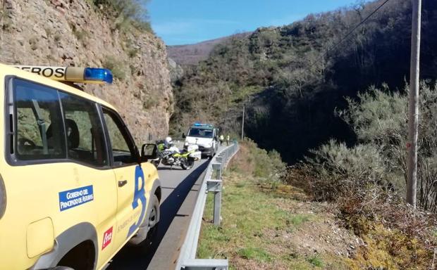 Personal de emergencia en la zona del accidente.