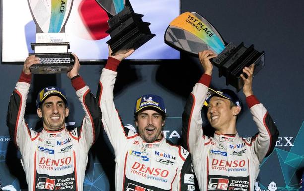 Fernando Alonso, en el centro, junto a Buemi (izda.) y nakajima (dcha.), ganadores de las 1000 milas de Sebring. 