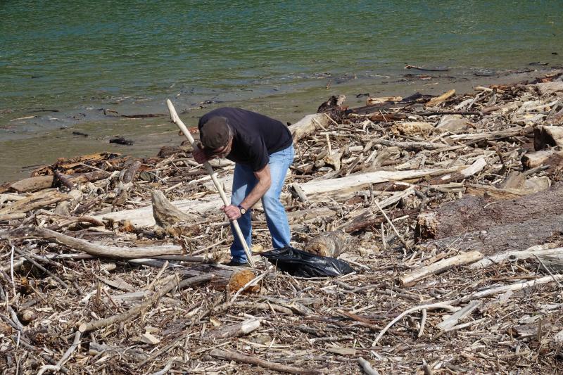 Más de 150 personas han respondido a la convocatoria de Greenpeace Asturias para limpiar de plásticos la playa riosellana de Santa Marina. Tras dos horas de trabajo lograron retirar casi dos toneladas de residuos.