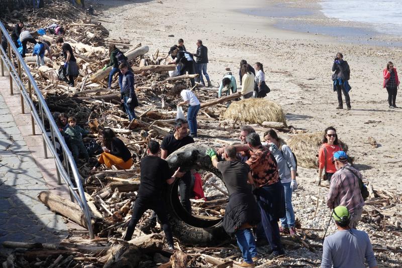Más de 150 personas han respondido a la convocatoria de Greenpeace Asturias para limpiar de plásticos la playa riosellana de Santa Marina. Tras dos horas de trabajo lograron retirar casi dos toneladas de residuos.