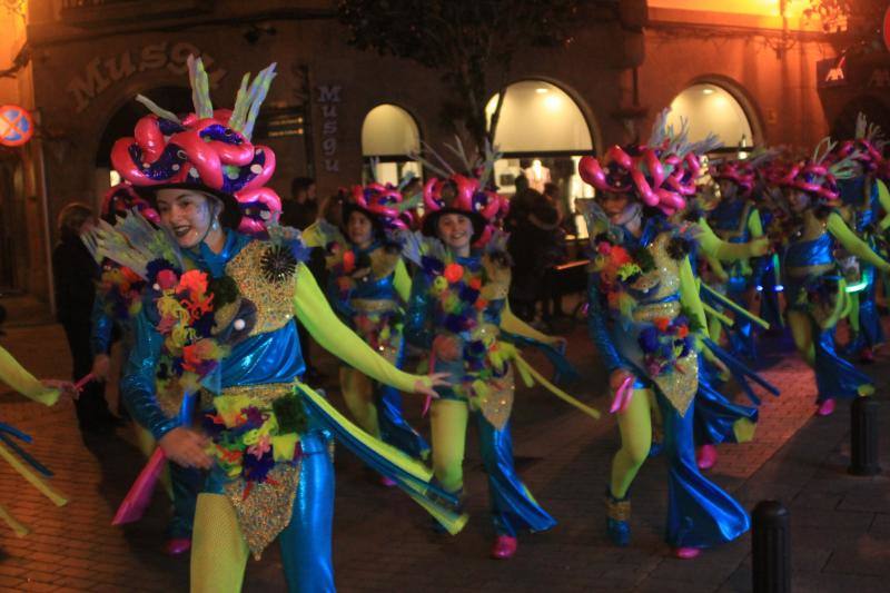 Los riosellanos 'Marejada en Toriellu' se llevaron el primer premio en carrozas con su colorido y original mundo marino.