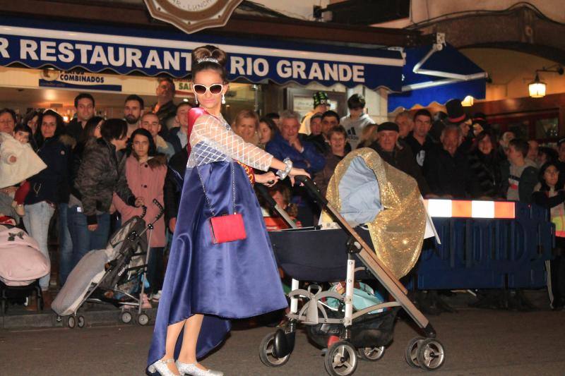 Los riosellanos 'Marejada en Toriellu' se llevaron el primer premio en carrozas con su colorido y original mundo marino.