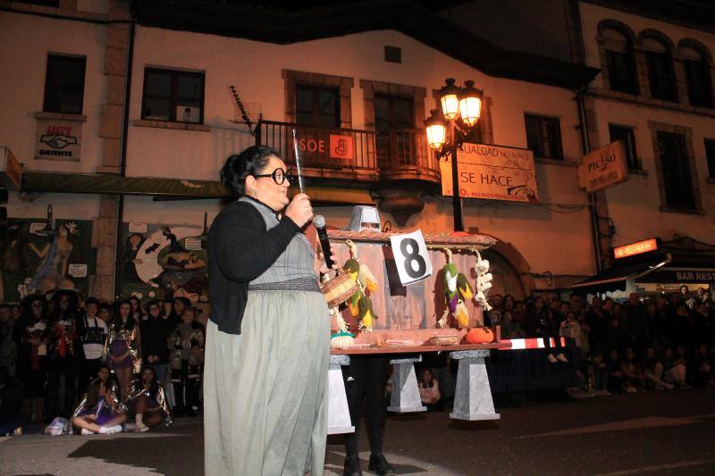 Los riosellanos 'Marejada en Toriellu' se llevaron el primer premio en carrozas con su colorido y original mundo marino.