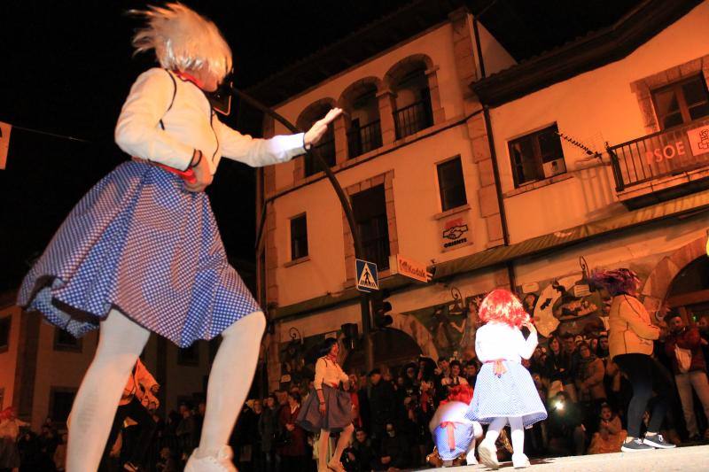 Los riosellanos 'Marejada en Toriellu' se llevaron el primer premio en carrozas con su colorido y original mundo marino.