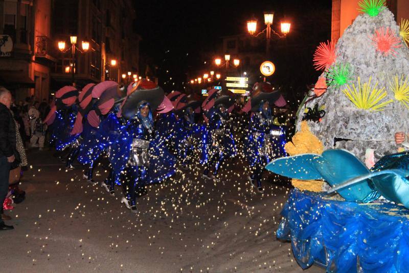 Los riosellanos 'Marejada en Toriellu' se llevaron el primer premio en carrozas con su colorido y original mundo marino.