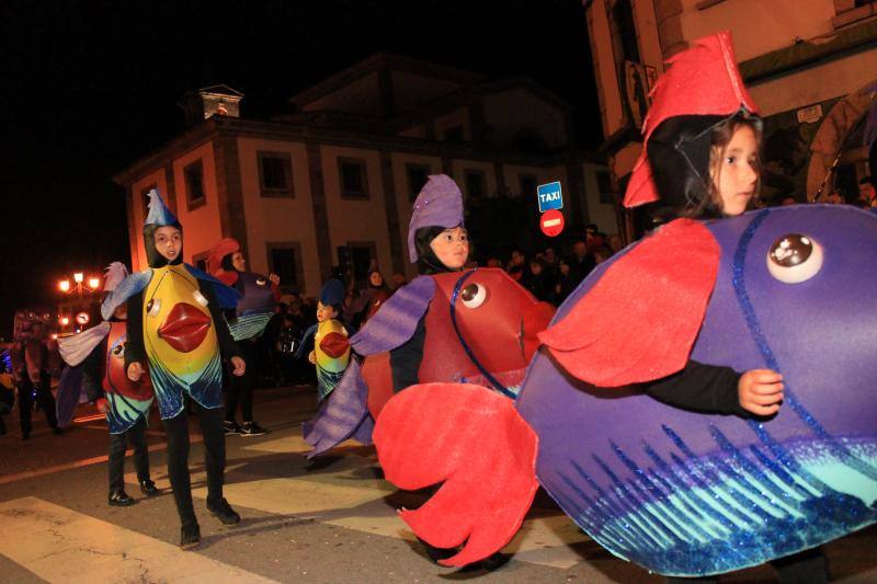 Los riosellanos 'Marejada en Toriellu' se llevaron el primer premio en carrozas con su colorido y original mundo marino.