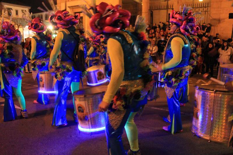 Los riosellanos 'Marejada en Toriellu' se llevaron el primer premio en carrozas con su colorido y original mundo marino.