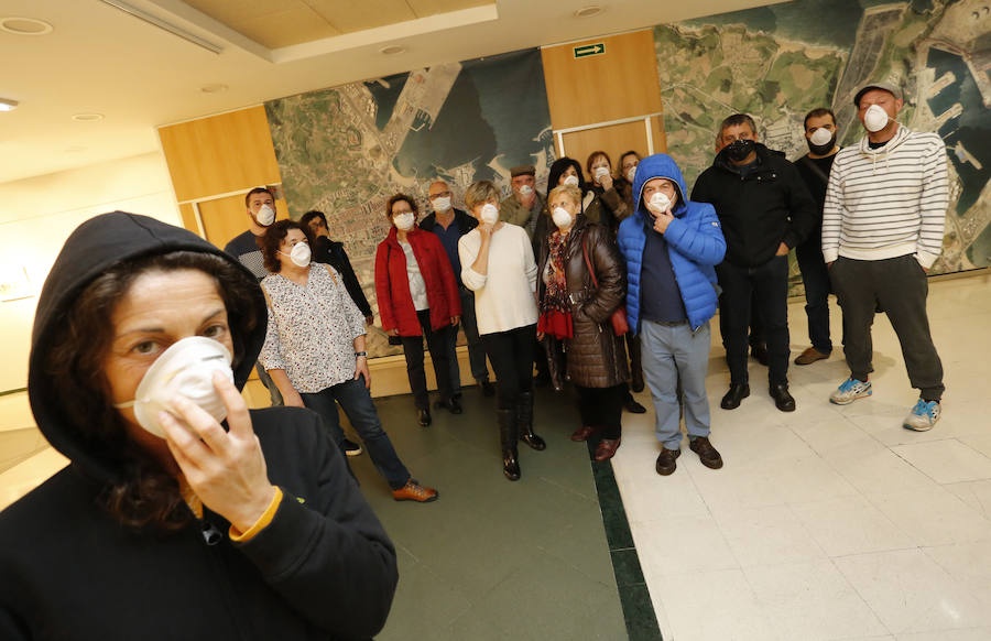 Miembros de la plataforma vecinal de Gijón que lucha contra la contaminación, con sus mascarillas puestas..