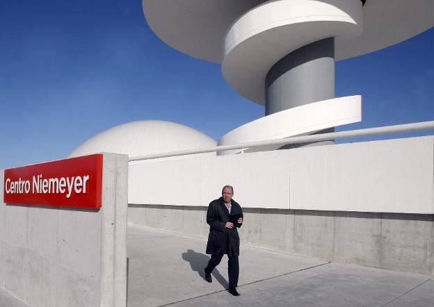 Natalio Grueso, saliendo del Centro Niemeyer en diciembre del año 2011. 