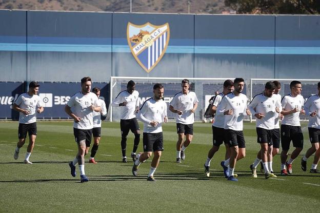 Varios futbolistas de la expedición del Sporting, que hoy jugará en Córdoba, realizan carrera continua en el inicio de la sesión de ayer en Málaga. 