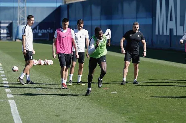 Cofie, en el entrenamiento de ayer en el campo anexo a La Rosaleda, realiza un esprint ante Djurdjevic, Geraldes y Rubén Biempica. 