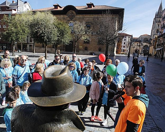Daniel Velasco hizo de guía para explicar la historia de la estatua de 'El Viajero' en Porlier. 