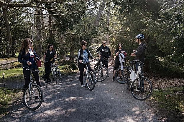 Uno de los grupos que recorrió el Botánico en bicicleta. 