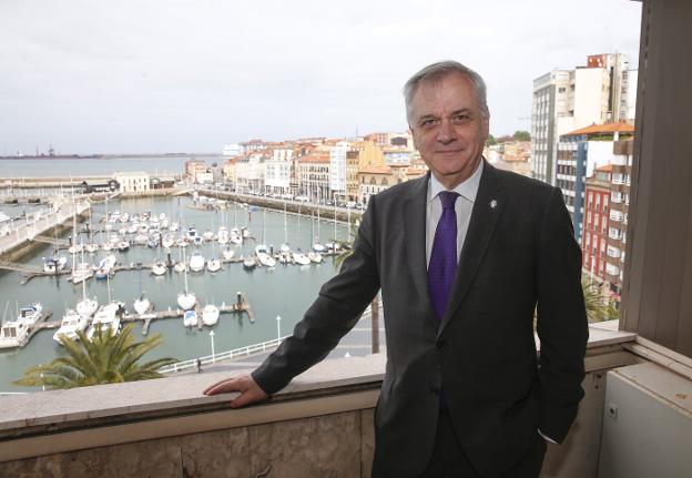 Guillermo Ulacia, en la sede de Femetal, frente al puerto deportivo de Gijón. 