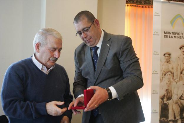 José Ángel Fernández Villa recibe la medalla del Montepío de la Minería de José Antonio Postigo. 