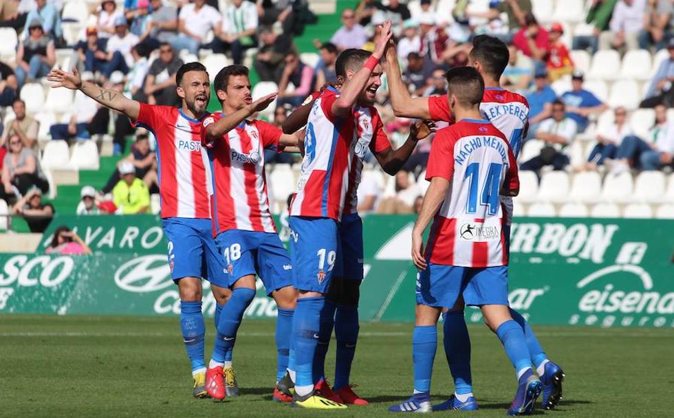 Los jugadores del Sporting celebran uno de los goles.