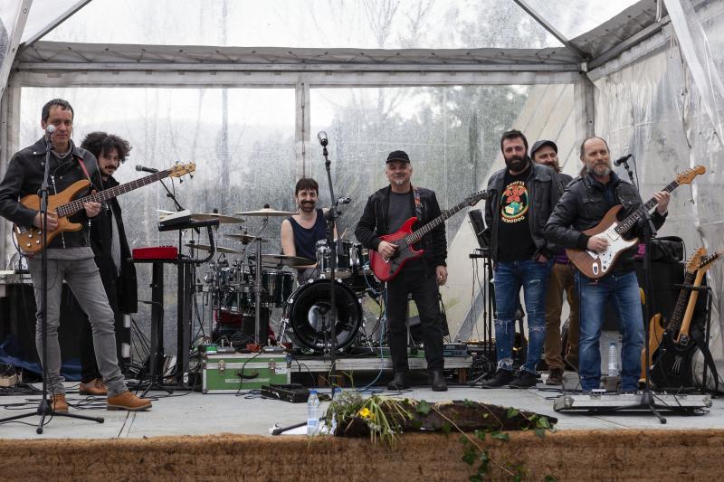 Un paseo en bici desde la plaza Mayor de Gijón, una gincana y una mesa redonda en la que se ha abordado cómo moverse en bici por la ciudad han congregado a un nutrido grupo de personas en el Jardín Botánico, que estos días celebra el equinoccio de primavera. Música, magia y humor han puesto el broche a una jornada que no se ha visto deslucida por la incesante lluvia. 
