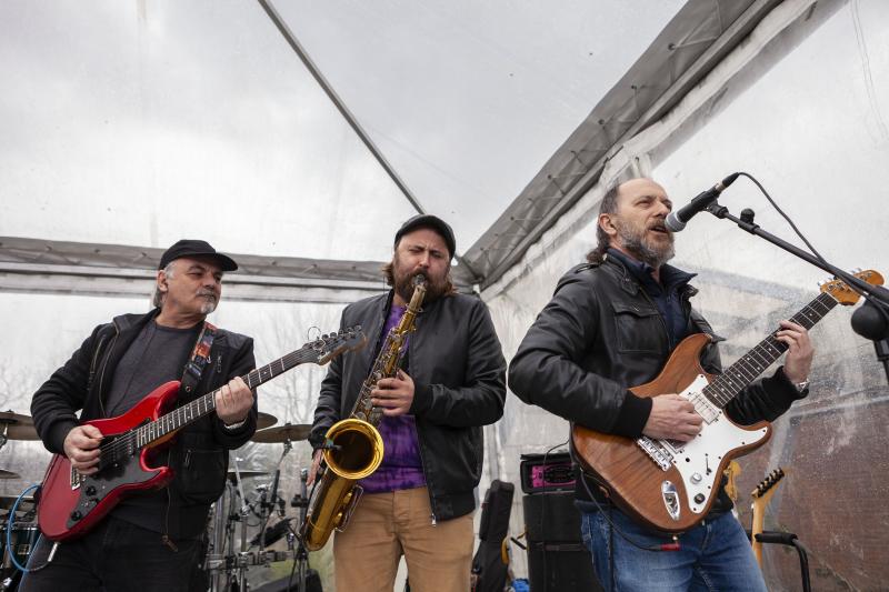 Un paseo en bici desde la plaza Mayor de Gijón, una gincana y una mesa redonda en la que se ha abordado cómo moverse en bici por la ciudad han congregado a un nutrido grupo de personas en el Jardín Botánico, que estos días celebra el equinoccio de primavera. Música, magia y humor han puesto el broche a una jornada que no se ha visto deslucida por la incesante lluvia. 