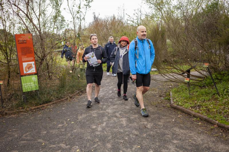 Un paseo en bici desde la plaza Mayor de Gijón, una gincana y una mesa redonda en la que se ha abordado cómo moverse en bici por la ciudad han congregado a un nutrido grupo de personas en el Jardín Botánico, que estos días celebra el equinoccio de primavera. Música, magia y humor han puesto el broche a una jornada que no se ha visto deslucida por la incesante lluvia. 