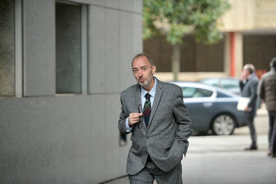 Natalio Grueso, el primero en hablar, ya está en el interior de los juzgados de Oviedo. 