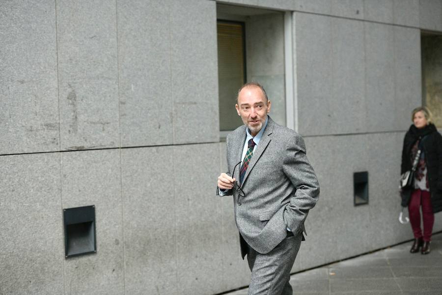 Natalio Grueso, el primero en hablar, ya está en el interior de los juzgados de Oviedo. 