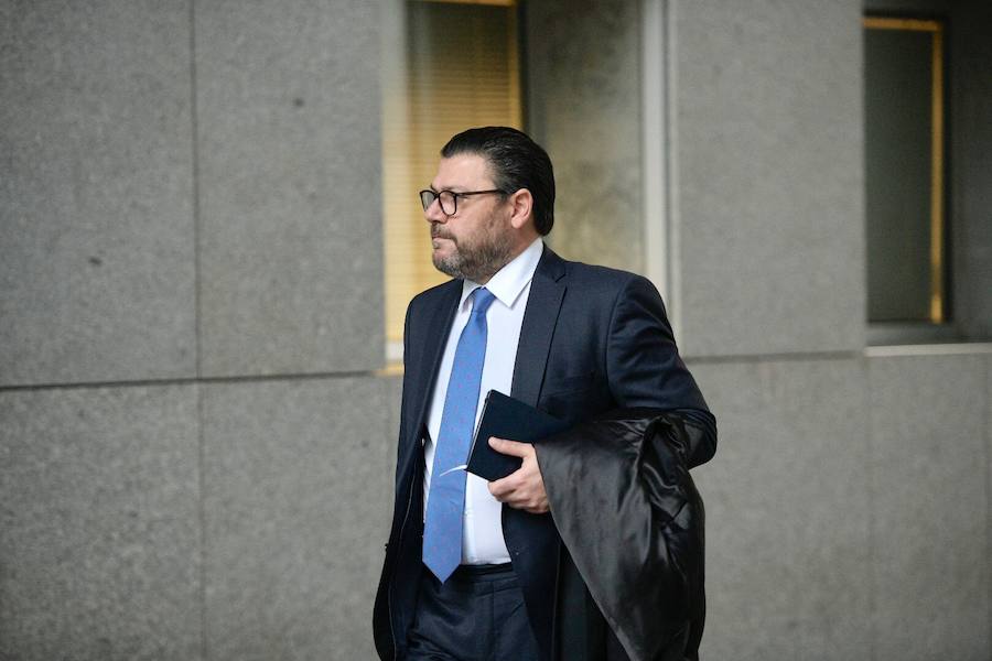 Natalio Grueso, el primero en hablar, ya está en el interior de los juzgados de Oviedo. 