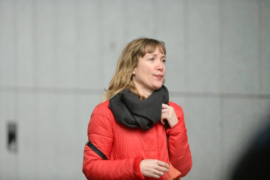 Natalio Grueso, el primero en hablar, ya está en el interior de los juzgados de Oviedo. 