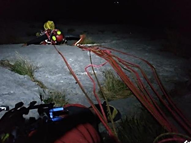 En octubre los rescatadores auxiliaron, junto a efectivos del GREIM, a una pareja de escaladores que quedaron colgados a 180 metros de altura en la pared del Fresnidiellu, en Cabrales. 