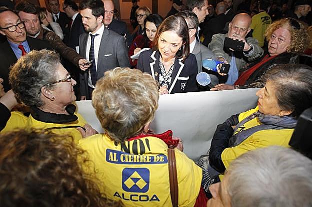 Maroto habla con trabajadores de Alcoa y sus familiares durante su visita a Asturias el pasado 28 de febrero. 