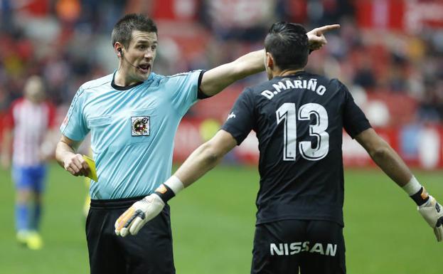 Díaz de Mera Escuderos arbitra un partido entre Sporting y Cádiz.