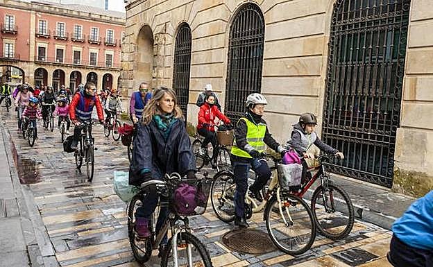 Los participantes en el paseo en bicicleta organizado por el Botánico al inicio de la ruta en la Plaza Mayor. 
