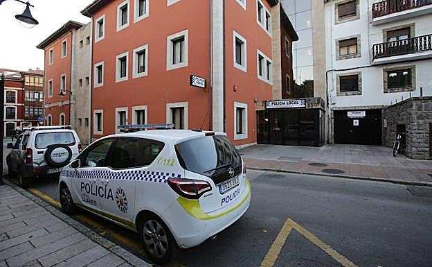 La sede de la Policía de Llanes, cerrada varias noches por la falta de personal