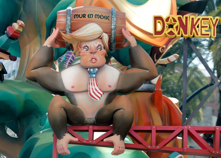 Las fallas valencianas han tenido como protagonistas a políticos del panorama nacional, como Pablo Casado o Pedro Sánchez y otros ligados a la actualidad catalana. Tampoco han faltado otros como Trump.