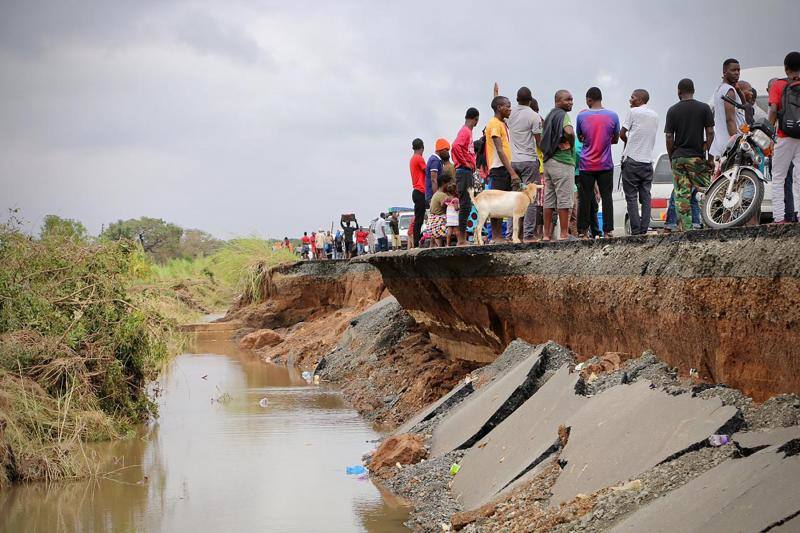 «El balance actual de la situación en Mozambique es escalofriante», aseguran, subrayando que en las zonas que han quedado anegadas viven miles de niños. «En muchos lugares, ni los techos ni las copas de los árboles son visibles. En otras áreas, las personas se aferran a los techos esperando desesperadamente ser rescatadas»