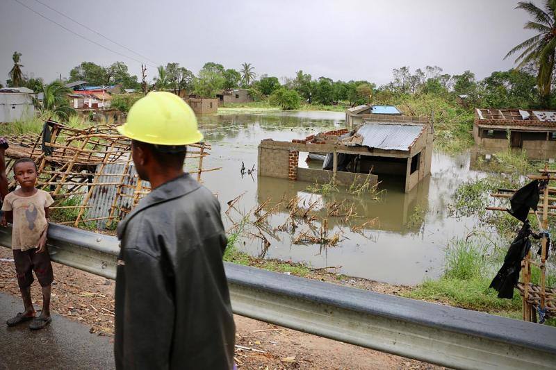 «El balance actual de la situación en Mozambique es escalofriante», aseguran, subrayando que en las zonas que han quedado anegadas viven miles de niños. «En muchos lugares, ni los techos ni las copas de los árboles son visibles. En otras áreas, las personas se aferran a los techos esperando desesperadamente ser rescatadas»