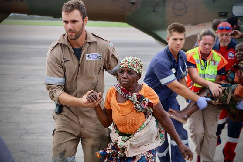 «El balance actual de la situación en Mozambique es escalofriante», aseguran, subrayando que en las zonas que han quedado anegadas viven miles de niños. «En muchos lugares, ni los techos ni las copas de los árboles son visibles. En otras áreas, las personas se aferran a los techos esperando desesperadamente ser rescatadas»