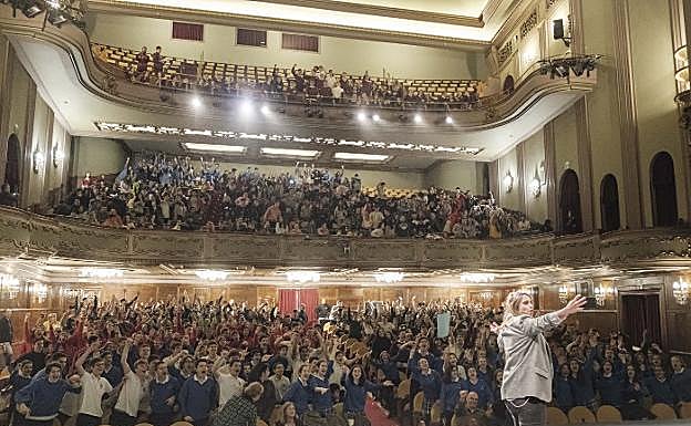Los alumnos de Secundaria llenan el Teatro Jovellanos en la jornada de convivencia contra el acoso escolar. 