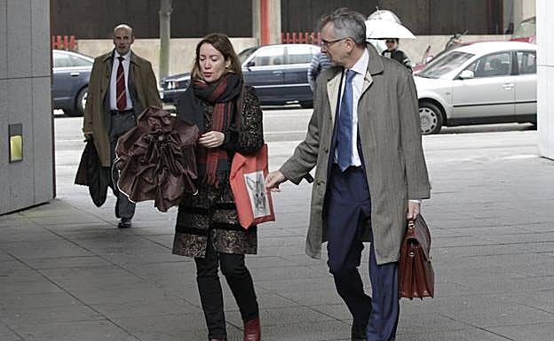 Judit Pereiro, accediendo a a la Audiencia. 