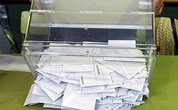 Escrutinio en una mesa electoral deLa Fresneda en los comicios del 26 de junio de 2016.