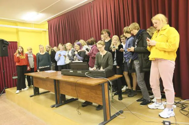 Los estudiantes daneses cantando ayer en el Instituto Río Nora, de Pola de Siero. 
