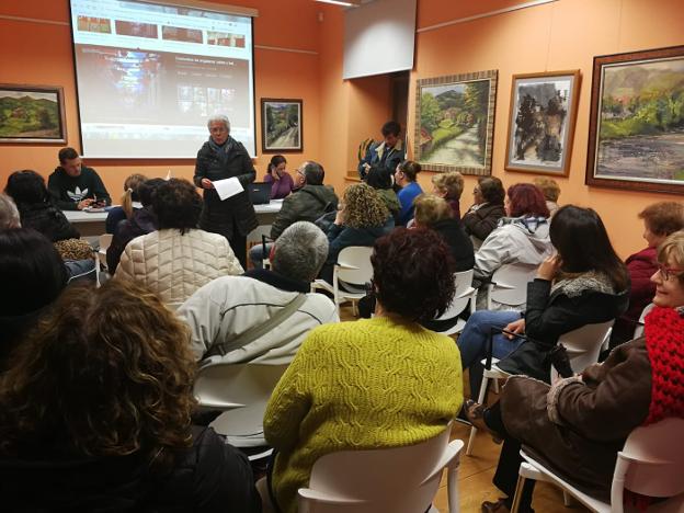 Vecinos de Campomanes, en la reunión para buscar ideas. 