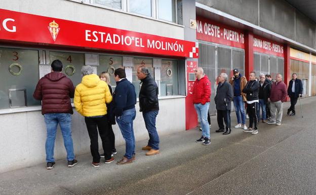 Cola de aficionados del Sporting en las taquillas de El Molinón.