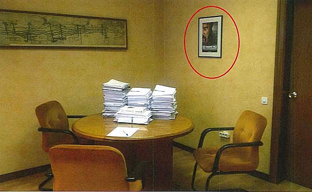 Póster de cine. El cartel de la película 'No habrá paz para los malvados' y su marco costaron 40 euros. En sus alegaciones la entonces presidenta acreditó que el mismo seguía ubicado en un despacho.