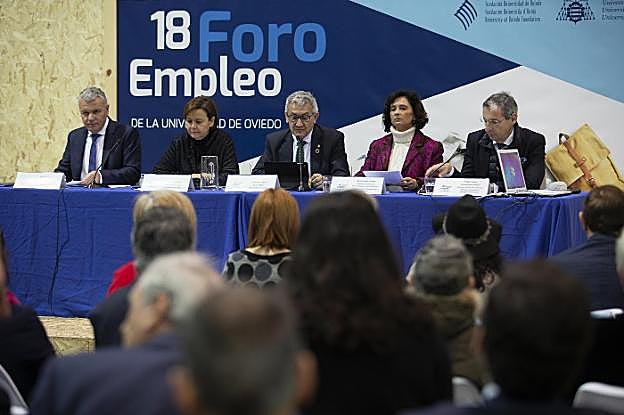 Belarmino Feito, presidente de Fade; Carmen Moriyón, alcaldesa de Gijón; Santiago García Granda, rector de la Universidad de Oviedo; Cristina Valdés, directora general de Universidades e Investigación del Principado de Asturias y Pedro López Ferrer, vicepresidente de la Cámara de Comercio de Gijón, durante la inauguración. 