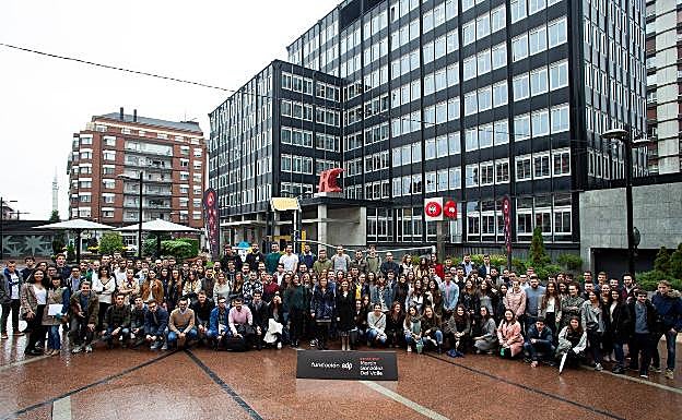 Los estudiantes que participaron en la última edición del programa de becas Martín González del Valle que cada año pone en marcha EdP. 