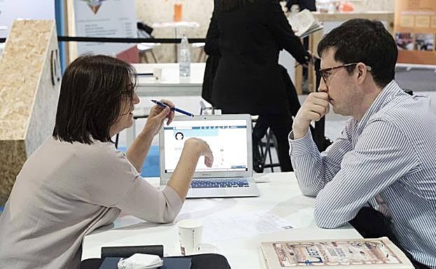 Olga González ayuda a un estudiante a trabajar su huella digital.