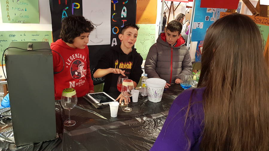 Un centenar de experimentos se pueden ver en la sexta Feria de la Ciencia que cada año organiza el Instituto naviego Galileo Galilei, y en la que han querido impulsar el papel de la mujer en la ciencia.