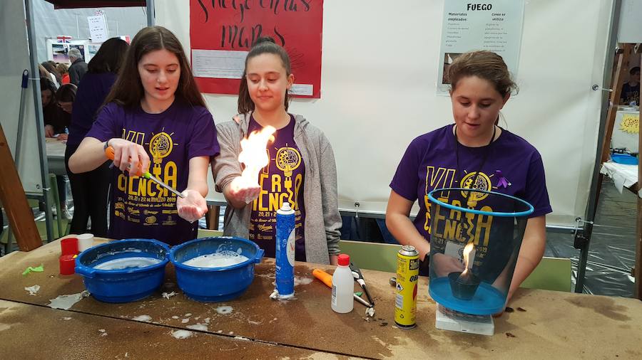 Un centenar de experimentos se pueden ver en la sexta Feria de la Ciencia que cada año organiza el Instituto naviego Galileo Galilei, y en la que han querido impulsar el papel de la mujer en la ciencia.